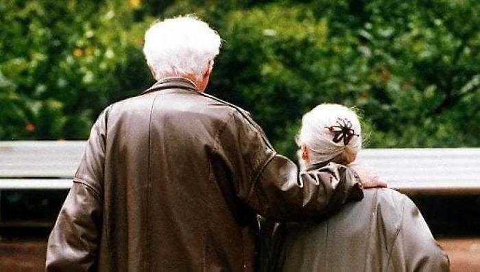 Perch&eacute; le donne vivono pi&ugrave; degli uomini: dalla scienza arriva una risposta sorprendente 