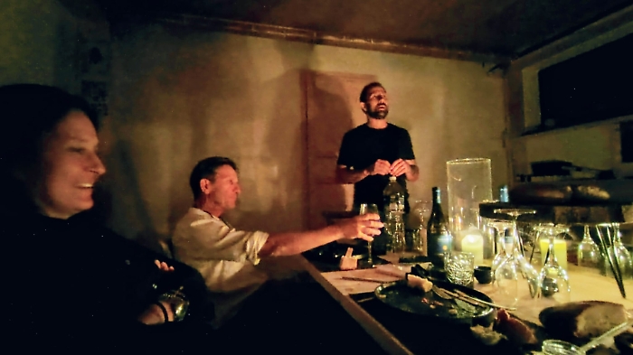 A cena nel rifugio api-friendly, l'esperienza immersiva che insegna a non averne paura 