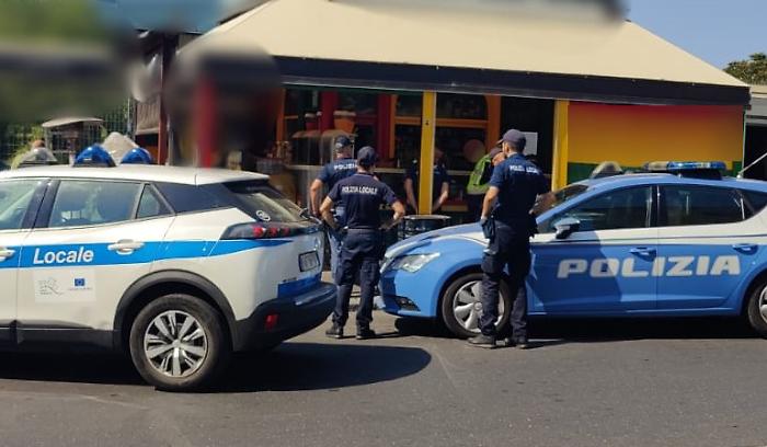 Si allarga senza permesso: denunciato e multato titolare di un chiosco 