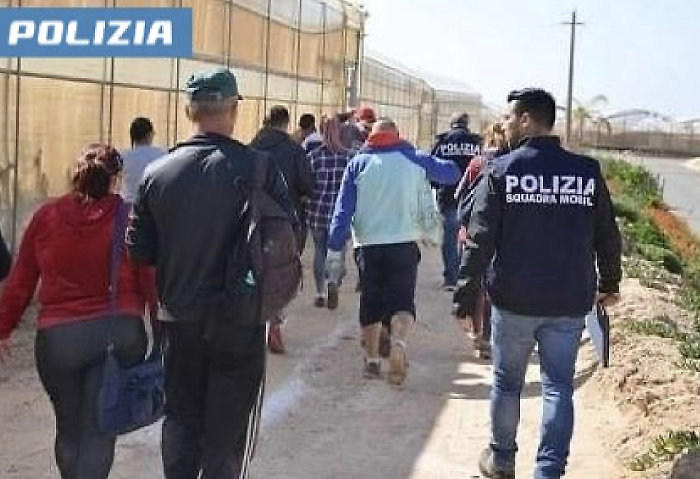 Caporalato nella fascia trasformata di Vittoria, denunciati i titolari di tre aziende agricole