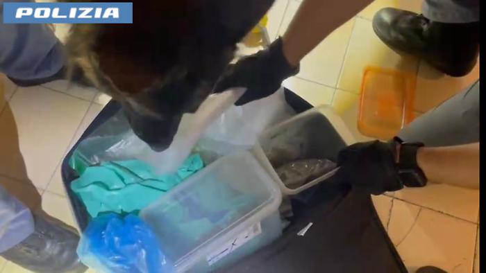 Droga e razzi nascosti in casa a Picanello: arrestato un 25enne