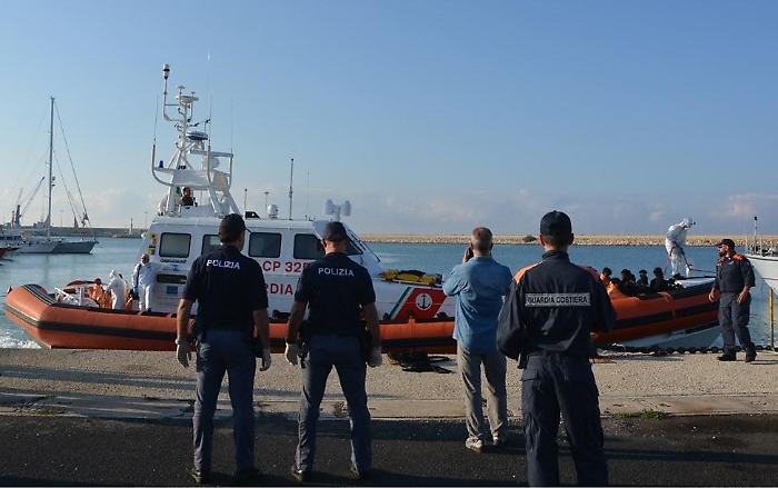 Pozzallo, individuati e denunciati tre scafisti bangladesi