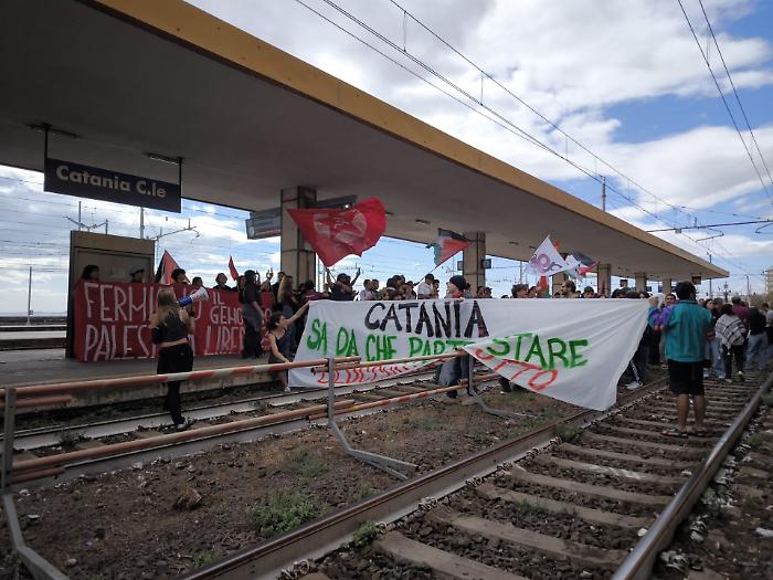 Un folto gruppo si è staccato dal grosso del corteo e si sta dirigendo verso la stazione
