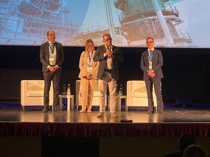 Gela, 60 e oltre: la bioraffineria Enilive trasforma il petrolchimico in polo del SAF