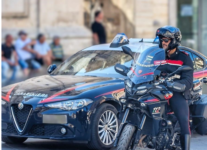 Fermato per guida pericolosa viene trovato con una Beretta rubata nel 2016 e l'hashish: arrestato 