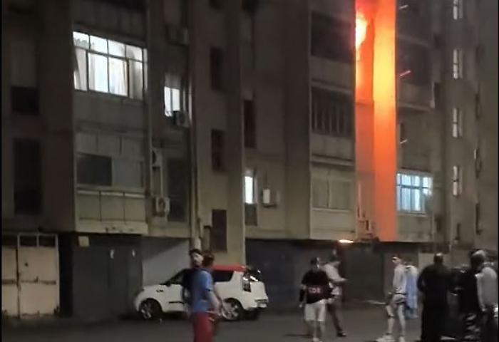 Paura nella notte: incendio avvolge una palazzina, inquilini lasciano le case VIDEO 