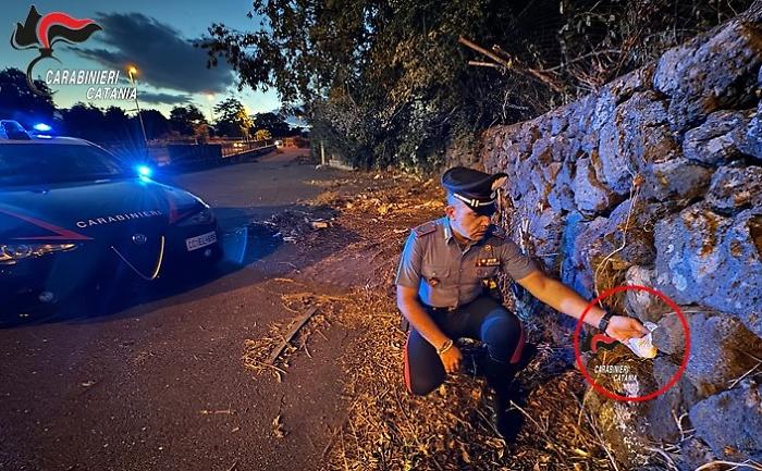 Sorpresa tra i massi a Mascalucia: trovati e sequestrati quasi 90 grammi di cocaina 