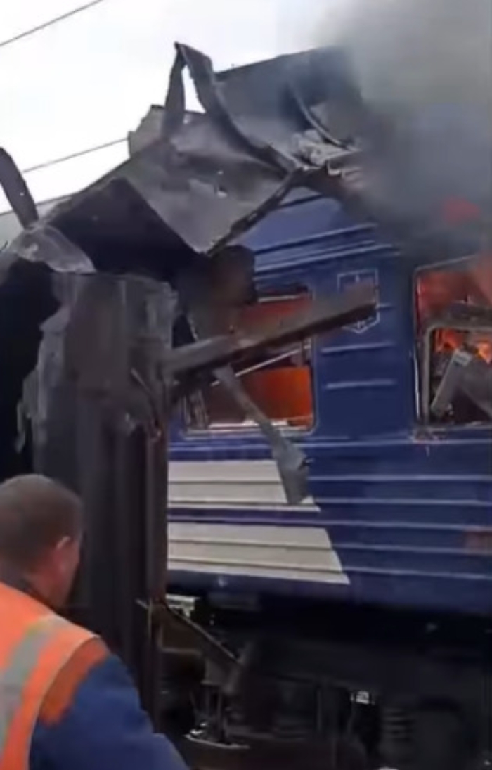 Attacco russo con un drone alla stazione di Shostka: treno passeggeri in fiamme, decine di feriti (VIDEO)