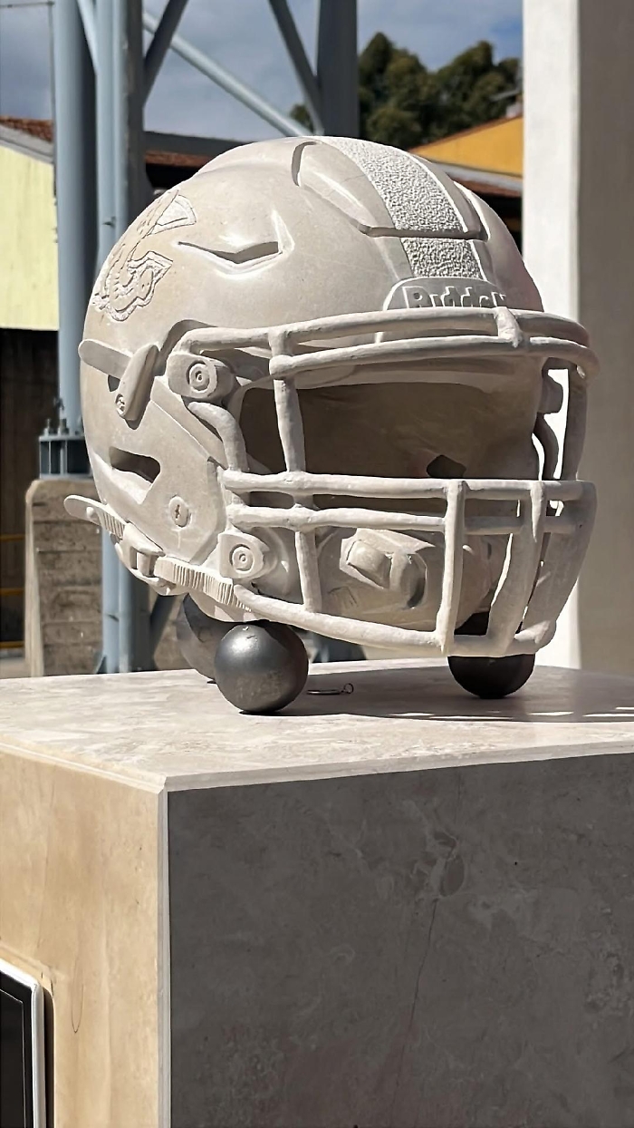 Il casco che ricorda Francesco Aronica