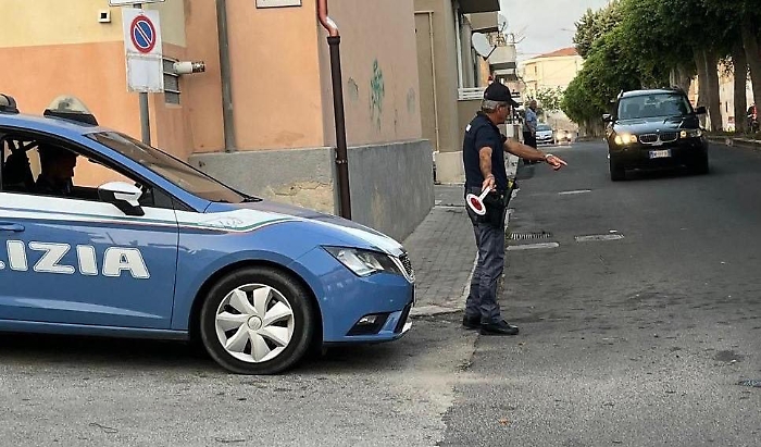 Modica, aggredisce i poliziotti: fermato con il taser