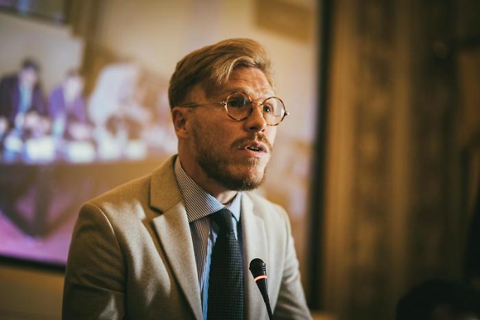 “Mancette” dell'Ars, La Vardera in aula fa i nomi de deputati che hanno presentato norme ad hoc nella manovra