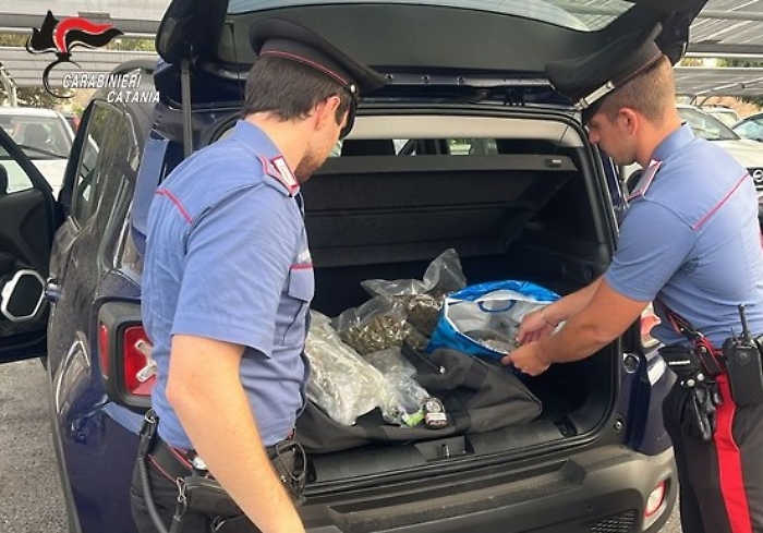 Carabinieri arrestano un 35enne a Catania: trovati diversi chili di marijuana, panetti di hashish e quasi diecimila euro