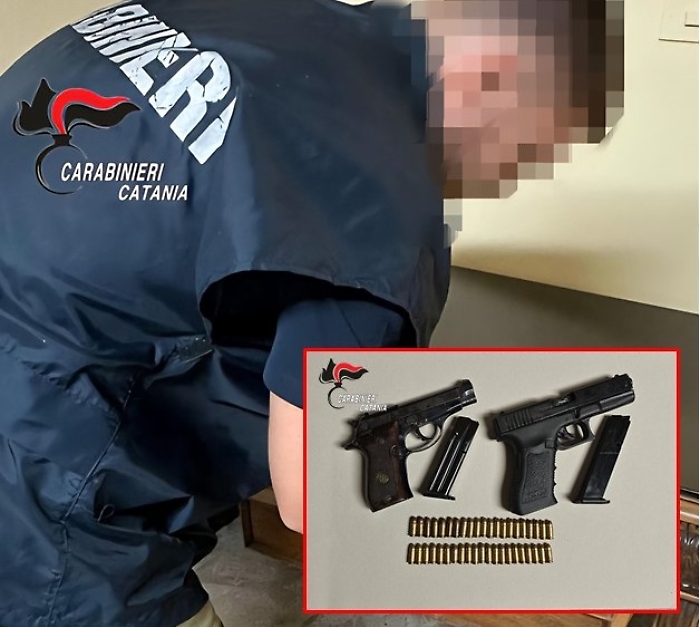Custodiva le armi nella casa del padre in sedia a rotelle: arrestato un 41enne