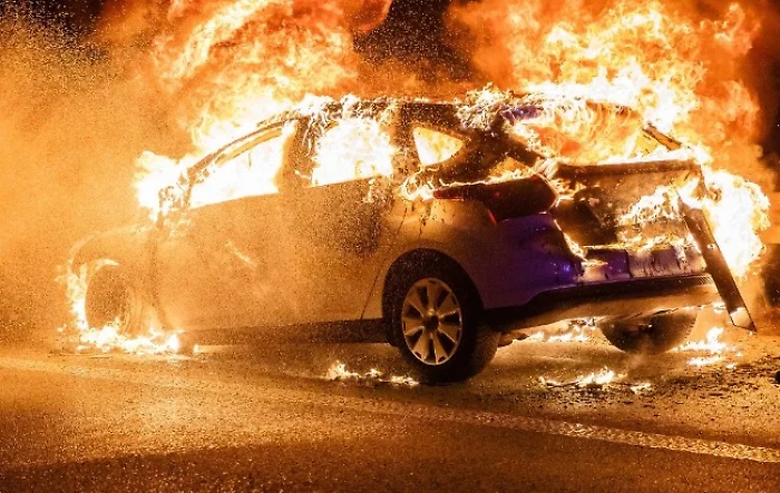Vittoria, auto in fiamme dietro il mercato ortofrutticolo