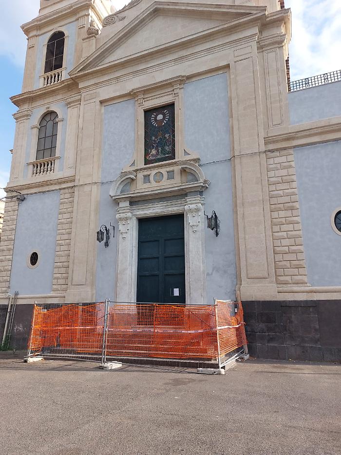 Chiesa restaurata ma ancora inaccessibile. Piazza Cavour, Catania
