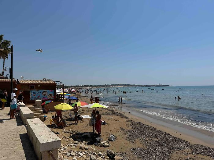 Sampieri, bagnino a riposo salva un gruppo di persone dal probabile annegamento