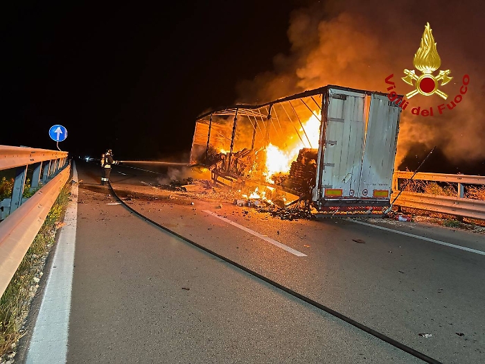 Mezzo pesante in fiamme sulla A19: corsia verso Catania chiusa a Polizzi Generosa