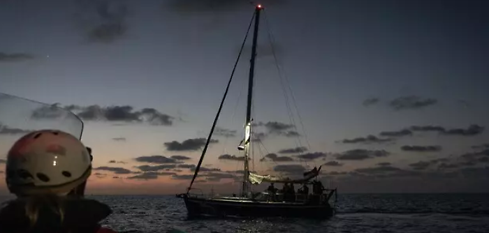 Due attivisti italiani della flottiglia Thousand Madleens in viaggio verso un valico della Cisgiordania