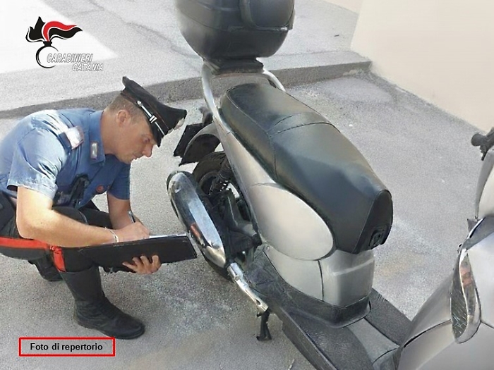 Chiedono il “cavallo di ritorno” al proprietario di una moto: due minorenni denunciati a Catania