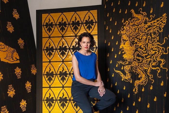 "Luminous Strays":  attraversando luce, assenza e molteplicità