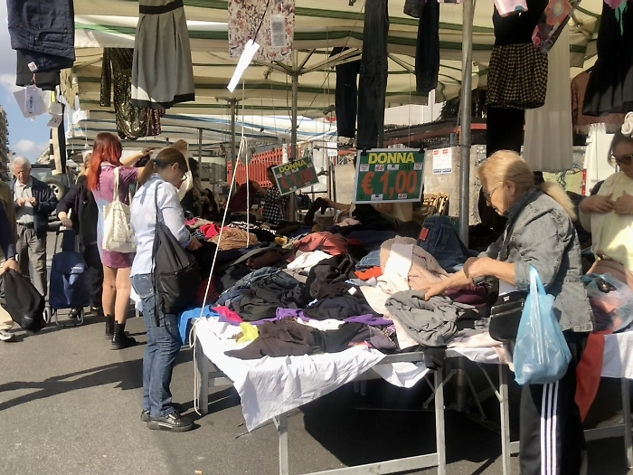 Catania, fra le bancarelle di piazza Montessori abiti a un euro e pure i soliti abusivi