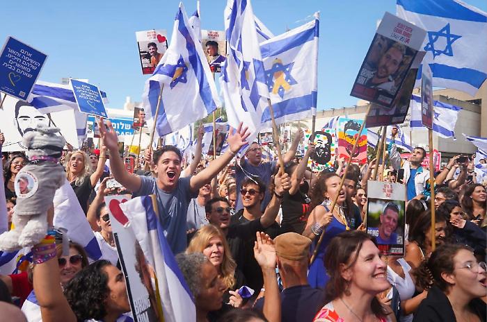 Hamas ha consegnato gli ultimi 13 ostaggi : tornano a casa tutti e 20  gli israeliani rimasti vivi