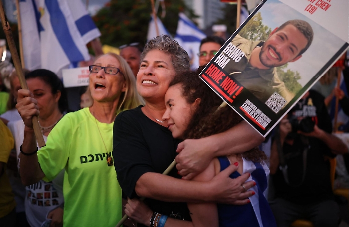 Hamas consegna gli ostaggi israeliani: rilascio in due fasi, i primi già affidati alla Croce Rossa