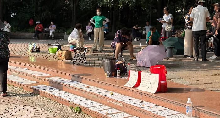 Da Catania a Pechino, il "Tinder dei Genitori" dove mamma e papà contrattano il matrimonio per i figli single