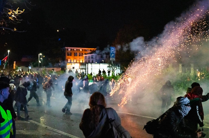 Udine in 300 avviano gli scontri: si sono staccati dal corteo pacifico di 9mila persone