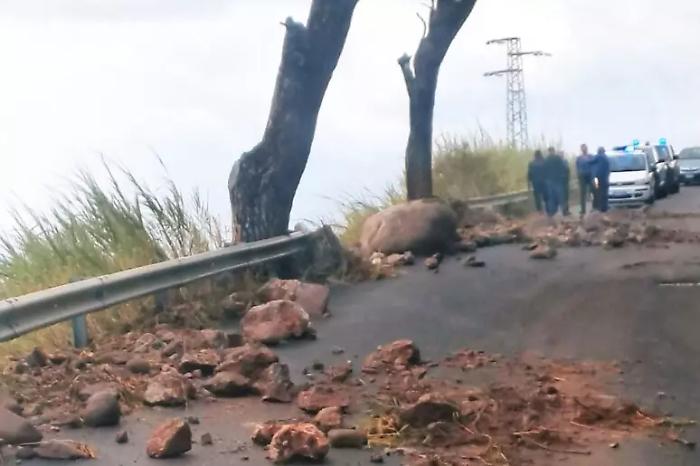 Frane e smottamenti per il maltempo nel Messinese: allagato il sottopasso ferroviario di Sant'Alessio