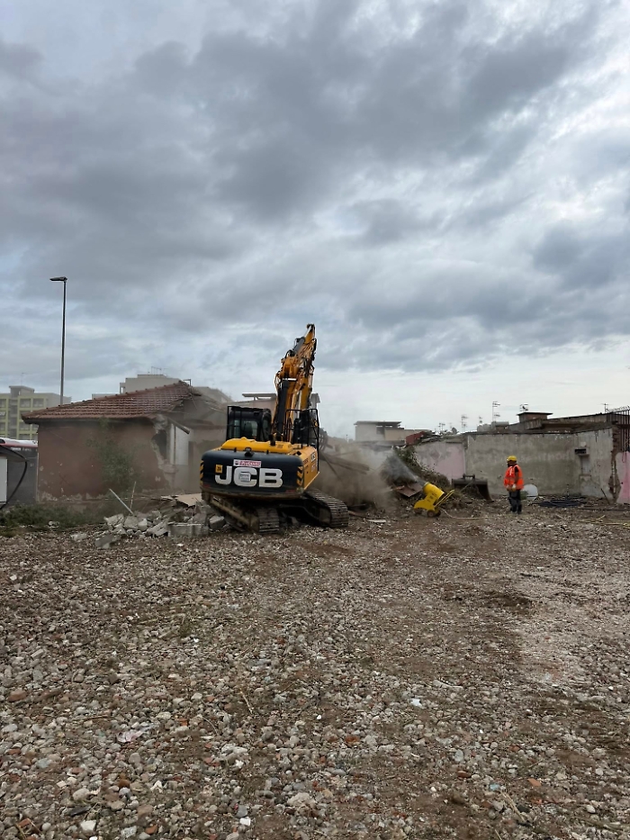 Via alle ruspe nella baraccopoli del rione Taormina: gi&ugrave; le prime 15 baracche