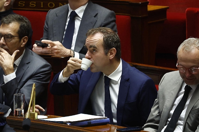 Respinta la sfiducia a Lecornu, sconfitta per Marine Le Pen