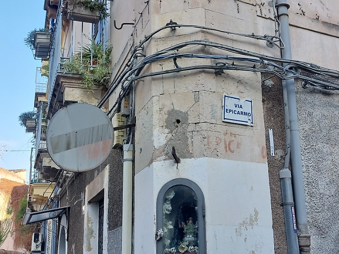 Catania, via Consolazione angolo via Epicarmo