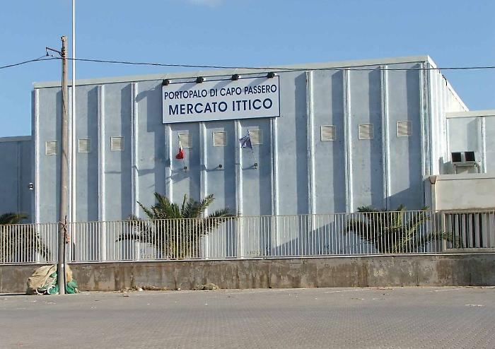 Il mercato del pesce chiude, la casa per anziani in vendita: il Comune taglia per sopravvivere