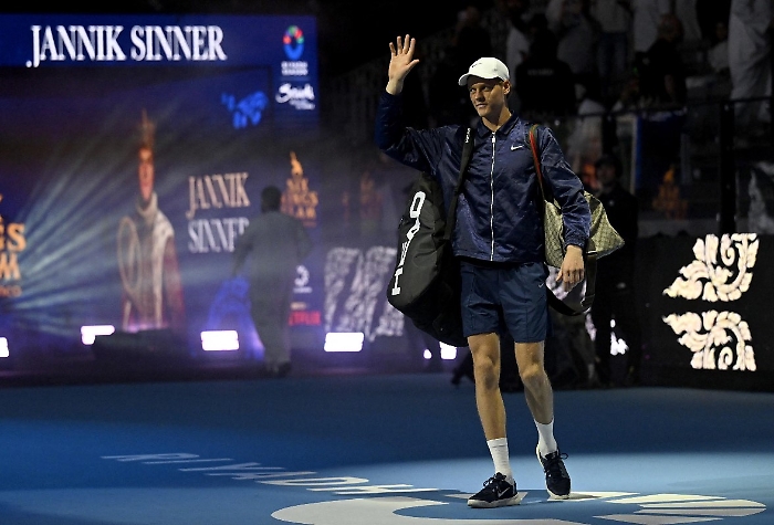 Jannik Sinner saluta il pubblico di Ryad