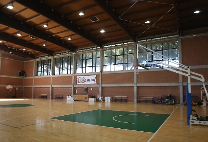 Ladri negli spogliatoi del PalaCus durante una partita di basket: rubati cellulari e portafogli dei giovani giocatori 