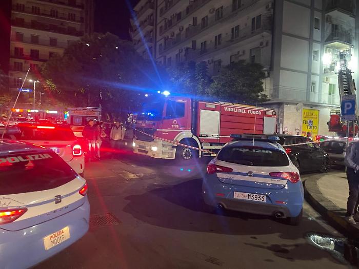 Panico a Catania per uno studio in fiamme in piazza Galatea: sgomberato l'intero palazzo 
