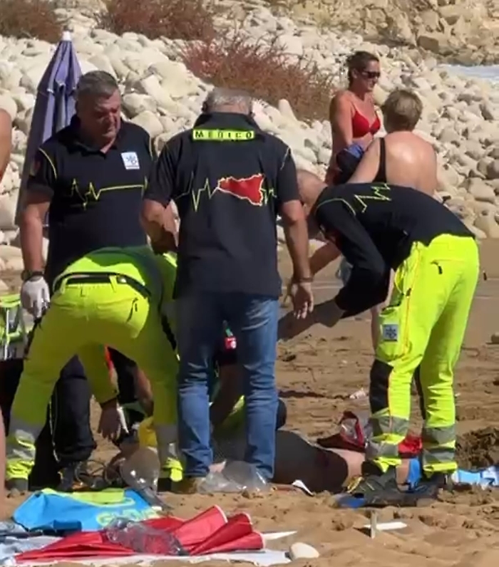 Tragedia sulla spiaggia: turista tedesca di 64 anni muore per arresto cardiocircolatorio