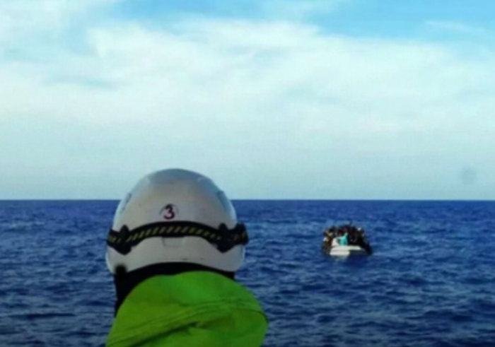 Barcone con circa 30 migranti si rovescia a 50 miglia da Lampedusa: 11 salvati, una vittima e una ventina di dispersi