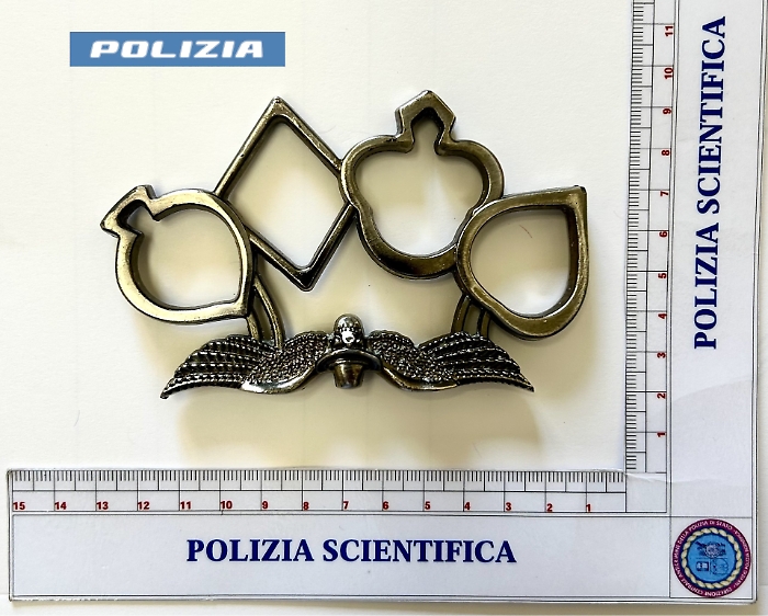 Allo stadio con un tirapugni nascosto nei pantaloni: 17enne bloccato ai controlli durante partita Acireale-Gela