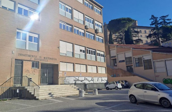 Giovane accoltellato e trovato senza vita nel parcheggio dell'Università di Perugia: la procura indaga per omicidio