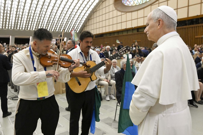 Il Papa a Rom, Sinti e Caminanti: &laquo;Voi scartati da un modello di societ&agrave; ingiusto&raquo;