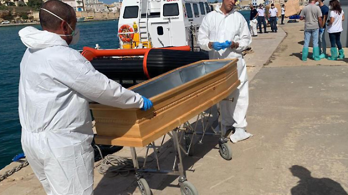 Barcone carico di migranti soccorso al largo di Lampedusa, sul molo Favarolo arrivano due migranti morti e 14 in gravi condizioni