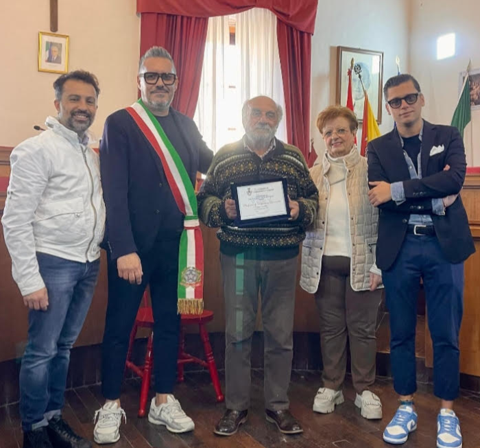 Lo scrittore Barnabà insignito della targa di cittadino meritevole