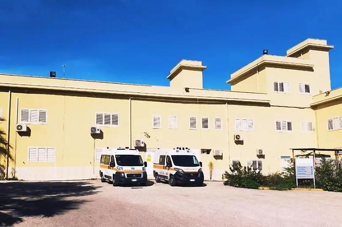 Lampedusa: va in escandescenze al poliambulatorio pieno di migranti: danni ai locali e minacce ai medici