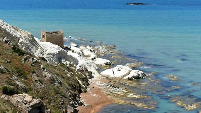 Un cadavere lungo la scogliera di contrada Misita, nell'Agrigentino