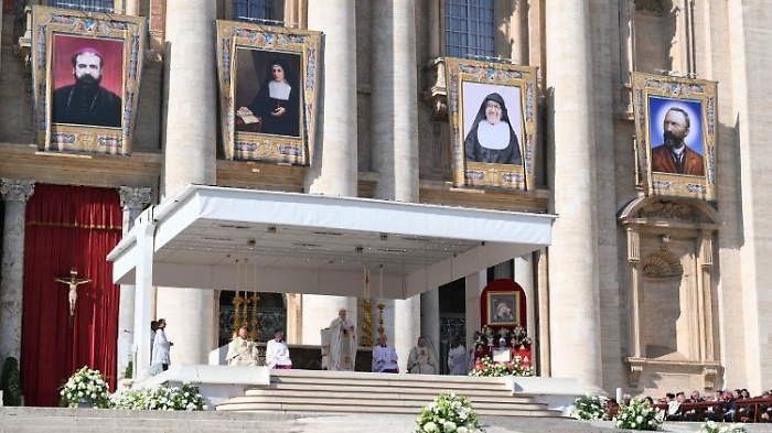 Piazza San Pietro: papa Leone celebra &laquo;una grande festa della santit&agrave;&raquo; con 70 mila fedeli