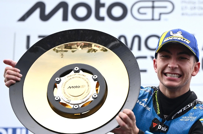 Raul Fernandez conquista la prima vittoria in MotoGP a Phillip Island, Bezzecchi penalizzato chiude terzo