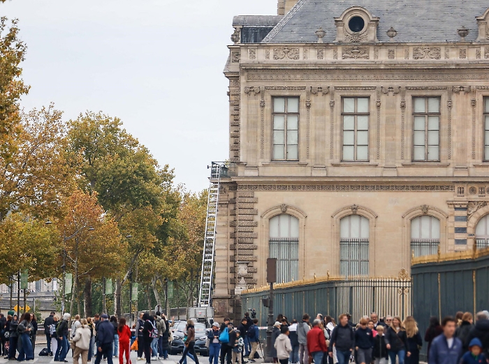 Il colpo al Louvre di Parigi: i gioielli rubati con un montacarichi, la fuga in scooter e la corona dell&rsquo;imperatrice Eugenia persa per strada