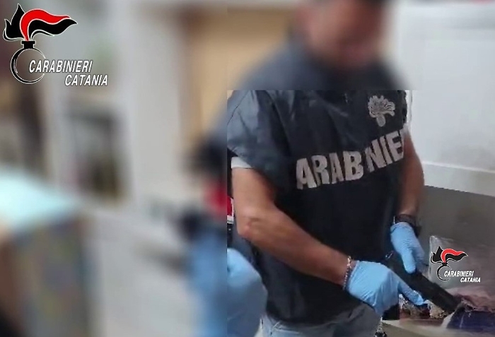 Sul frigorifero una pistola clandestina in grado di uccidere: arrestato un catanese a Picanello 